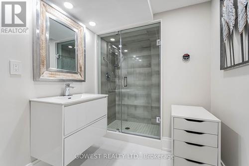 123 Dewitt Road, Hamilton (Stoney Creek), ON - Indoor Photo Showing Bathroom