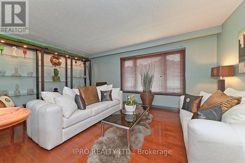 16 Bryant Court, Brampton, ON - Indoor Photo Showing Living Room