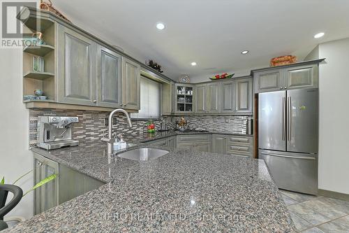 16 Bryant Court, Brampton, ON - Indoor Photo Showing Kitchen With Upgraded Kitchen