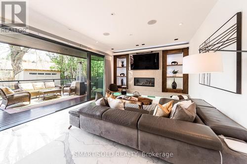 41 Chatfield Drive, Toronto (Banbury-Don Mills), ON - Indoor Photo Showing Living Room With Fireplace