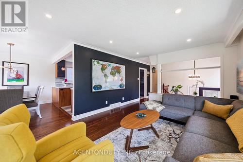 3479 Spruce Avenue, Burlington (Roseland), ON - Indoor Photo Showing Living Room