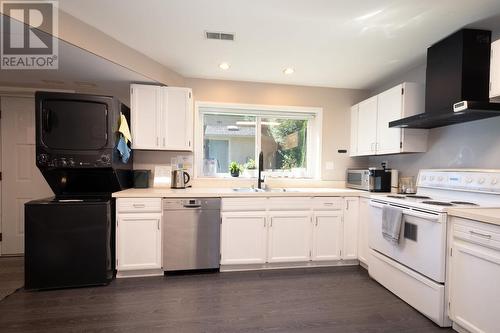 3155 Cardinal Drive, Burnaby, BC - Indoor Photo Showing Kitchen With Double Sink