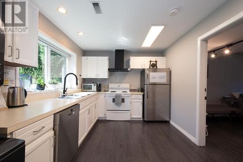 3155 Cardinal Drive, Burnaby, BC - Indoor Photo Showing Kitchen With Double Sink