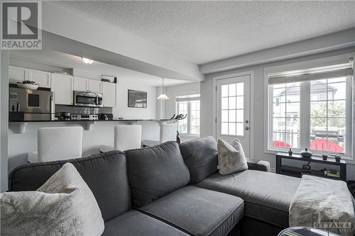 595 Foxlight Circle, Ottawa, ON - Indoor Photo Showing Living Room