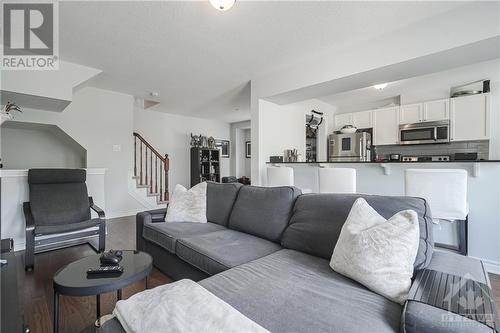 595 Foxlight Circle, Ottawa, ON - Indoor Photo Showing Living Room