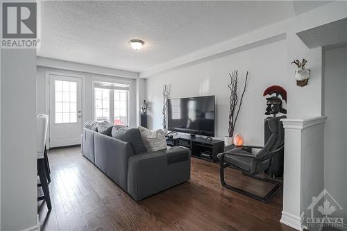 595 Foxlight Circle, Ottawa, ON - Indoor Photo Showing Living Room