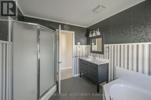 788 Silversmith Street, London, ON - Indoor Photo Showing Bathroom