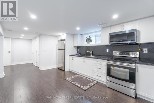 30 Maple Avenue N, Mississauga, ON - Indoor Photo Showing Kitchen