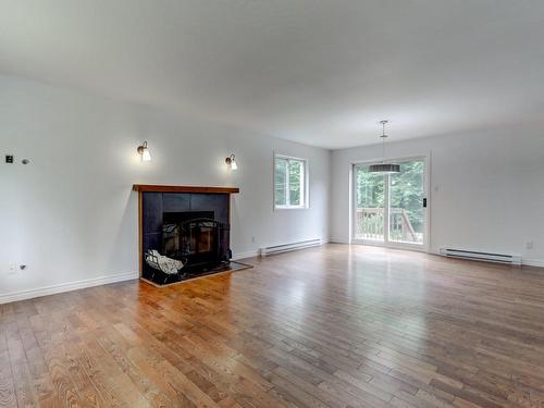 Salon - 847 Ch. De La Paix, Saint-Sauveur, QC - Indoor Photo Showing Living Room With Fireplace