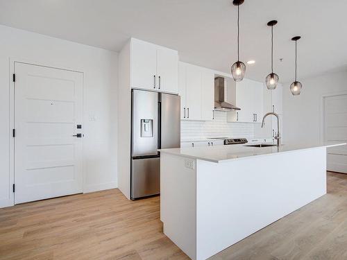 Cuisine - 201-75 Rue Richelieu, Saint-Jean-Sur-Richelieu, QC - Indoor Photo Showing Kitchen With Upgraded Kitchen