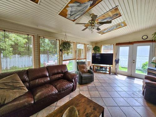 Veranda - 283 Rue Oak, Brownsburg-Chatham, QC - Indoor Photo Showing Living Room