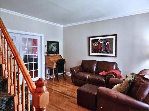 Living room - 283 Rue Oak, Brownsburg-Chatham, QC - Indoor Photo Showing Living Room