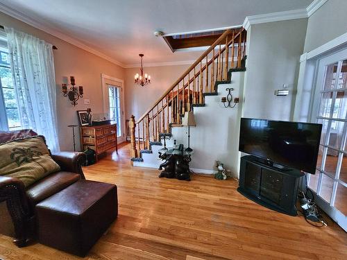 Living room - 283 Rue Oak, Brownsburg-Chatham, QC - Indoor Photo Showing Living Room