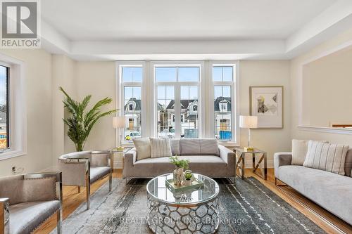 10 Becky Cheung Court, Toronto (Newtonbrook East), ON - Indoor Photo Showing Living Room