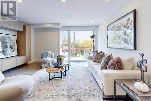 3052 Bayview Avenue, Toronto (Willowdale East), ON - Indoor Photo Showing Living Room