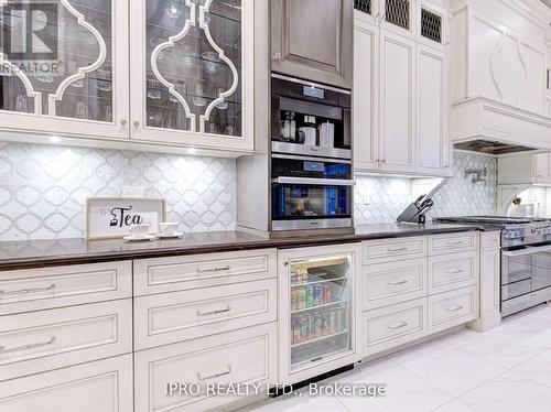 51 Classic Drive, Brampton (Credit Valley), ON - Indoor Photo Showing Kitchen With Upgraded Kitchen