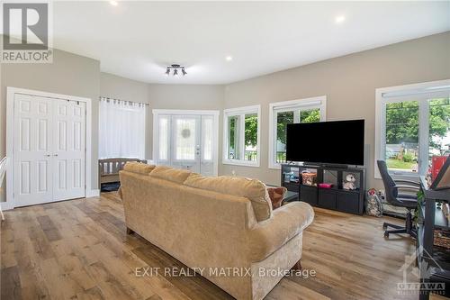 5054 County 10 Road, Prescott And Russell, ON - Indoor Photo Showing Living Room