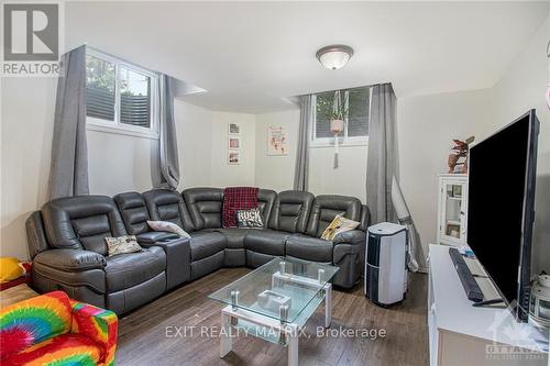 5054 County 10 Road, Prescott And Russell, ON - Indoor Photo Showing Living Room