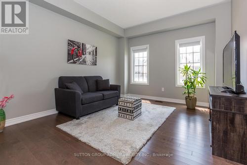 53 Pietrowski Drive, Georgina, ON - Indoor Photo Showing Living Room