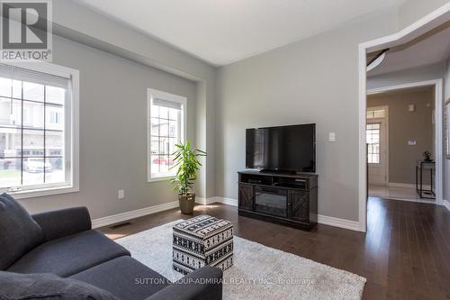 53 Pietrowski Drive, Georgina, ON - Indoor Photo Showing Living Room