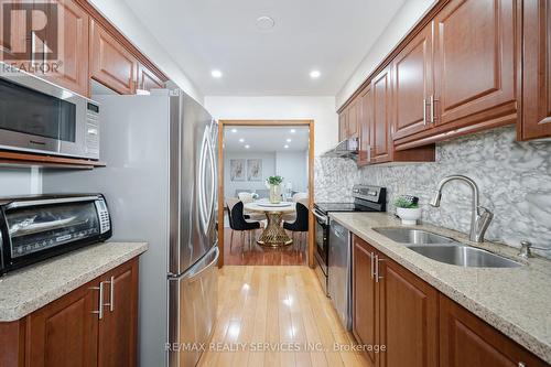 27 Woodsend Run Drive, Brampton (Fletcher'S Creek South), ON - Indoor Photo Showing Kitchen With Double Sink With Upgraded Kitchen