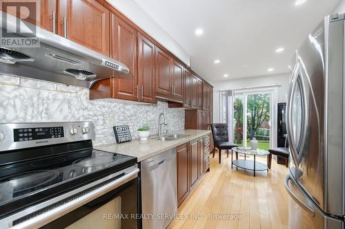 27 Woodsend Run Drive, Brampton (Fletcher'S Creek South), ON - Indoor Photo Showing Kitchen With Double Sink With Upgraded Kitchen