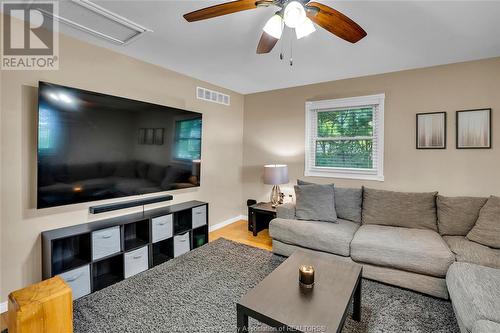 1600 Mersea Rd D, Leamington, ON - Indoor Photo Showing Living Room