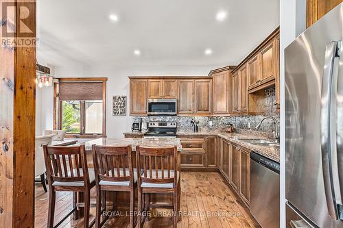 191 Brooker Boulevard, Blue Mountains (Blue Mountain Resort Area), ON - Indoor Photo Showing Kitchen With Double Sink With Upgraded Kitchen