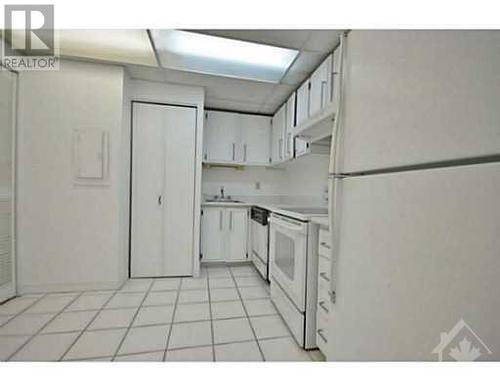 141 Somerset Street Unit#1001, Ottawa, ON - Indoor Photo Showing Kitchen