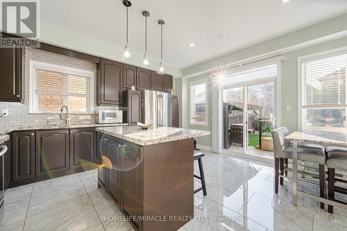 10 Smoothrock Trail, Brampton (Sandringham-Wellington), ON - Indoor Photo Showing Kitchen With Upgraded Kitchen