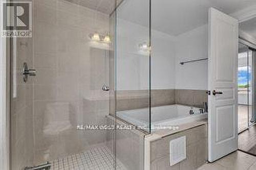 35 Stanley Greene Boulevard, Toronto (Downsview-Roding-Cfb), ON - Indoor Photo Showing Bathroom