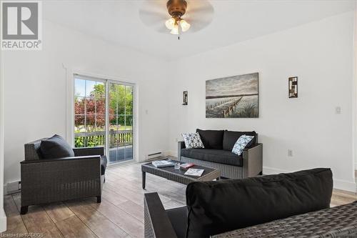 171 Pleasantview Road, Allenford, ON - Indoor Photo Showing Living Room