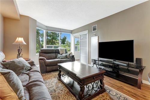 1270 Maple Crossing Boulevard|Unit #306, Burlington, ON - Indoor Photo Showing Living Room