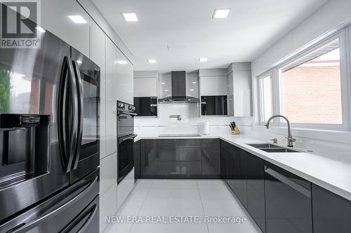 2391 Denise Road, Mississauga, ON - Indoor Photo Showing Kitchen With Double Sink With Upgraded Kitchen