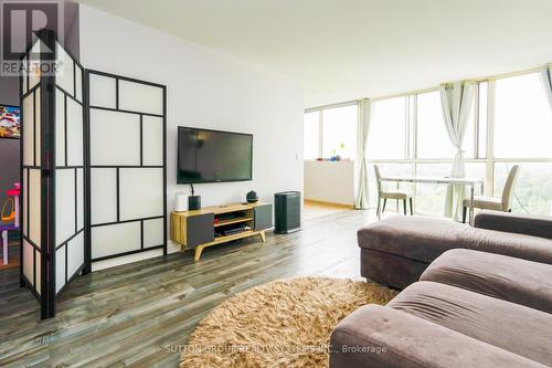 809 - 1360 Rathburn Road E, Mississauga (Rathwood), ON - Indoor Photo Showing Living Room