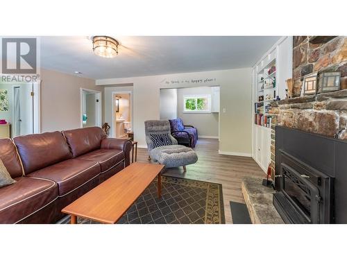 13507 3A Highway, Boswell, BC - Indoor Photo Showing Living Room