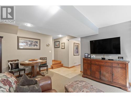 2465 Harmon Road, West Kelowna, BC - Indoor Photo Showing Living Room