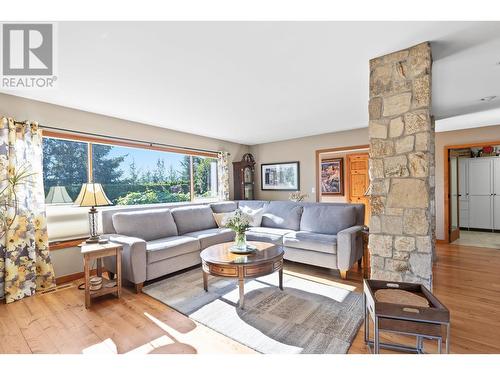 2465 Harmon Road, West Kelowna, BC - Indoor Photo Showing Living Room