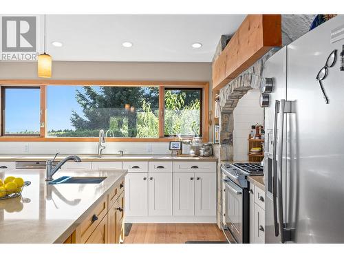 2465 Harmon Road, West Kelowna, BC - Indoor Photo Showing Kitchen