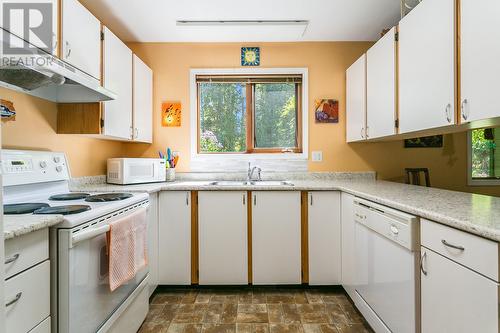 415 Commonwealth Road Unit# 3211, Kelowna, BC - Indoor Photo Showing Kitchen With Double Sink