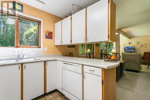 415 Commonwealth Road Unit# 3211, Kelowna, BC - Indoor Photo Showing Kitchen With Double Sink