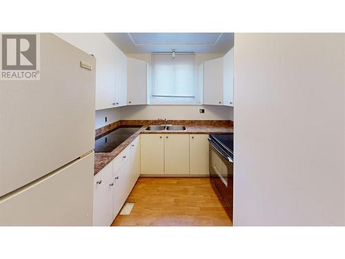 1480 Ponderosa Road, West Kelowna, BC - Indoor Photo Showing Kitchen With Double Sink