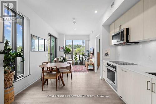 302 - 280 Howland Avenue, Toronto (Annex), ON - Indoor Photo Showing Kitchen With Upgraded Kitchen