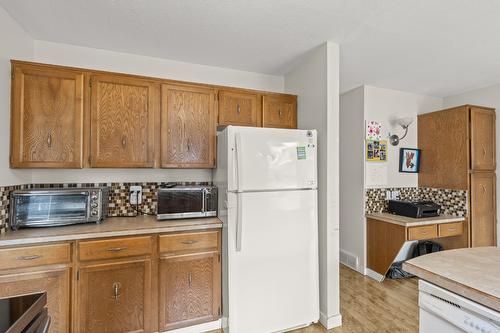 2523 Rhondda Crescent, Kelowna, BC - Indoor Photo Showing Kitchen