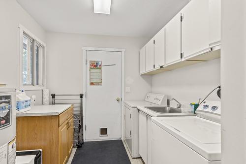 2523 Rhondda Crescent, Kelowna, BC - Indoor Photo Showing Laundry Room