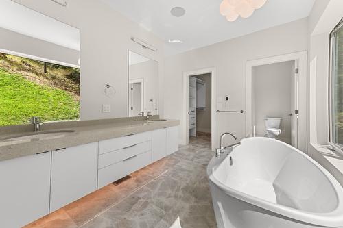 2980 Outlook Way, Naramata, BC - Indoor Photo Showing Bathroom