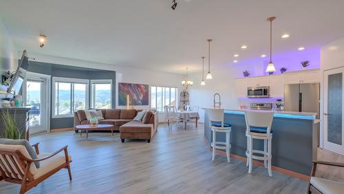 10-820 Mckenzie Road, Kelowna, BC - Indoor Photo Showing Living Room