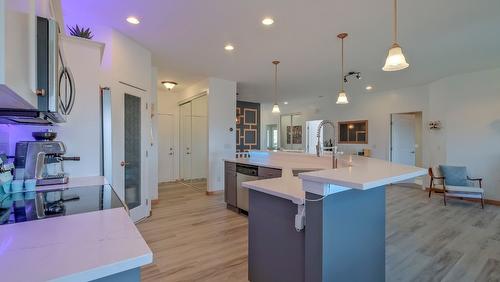 10-820 Mckenzie Road, Kelowna, BC - Indoor Photo Showing Kitchen With Upgraded Kitchen