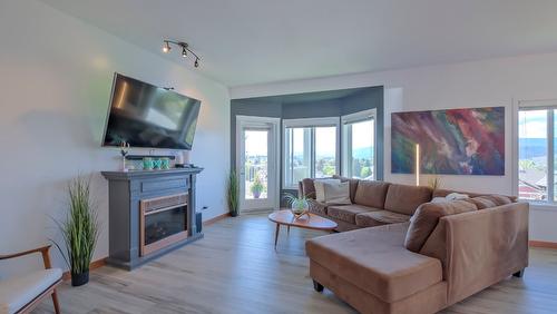 10-820 Mckenzie Road, Kelowna, BC - Indoor Photo Showing Living Room With Fireplace