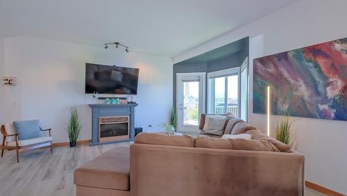 10-820 Mckenzie Road, Kelowna, BC - Indoor Photo Showing Living Room With Fireplace